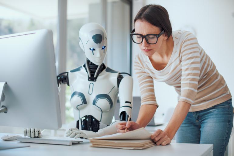 Robot y mujer humana trabajando